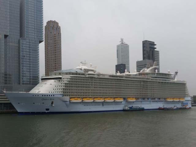 Cruiseschip ms Oasis of the Seas van Royal Caribbean Cruises Ltd. aan de Cruise Terminal Rotterdam